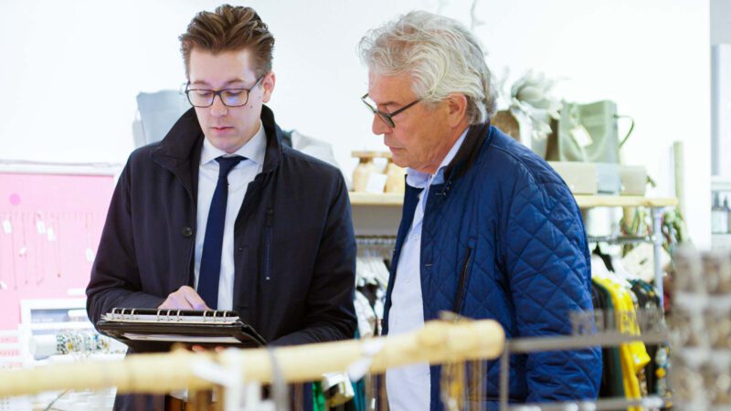 Een bedrijfsmakelaar van Midden Nederland Makelaars bestuurt een drone